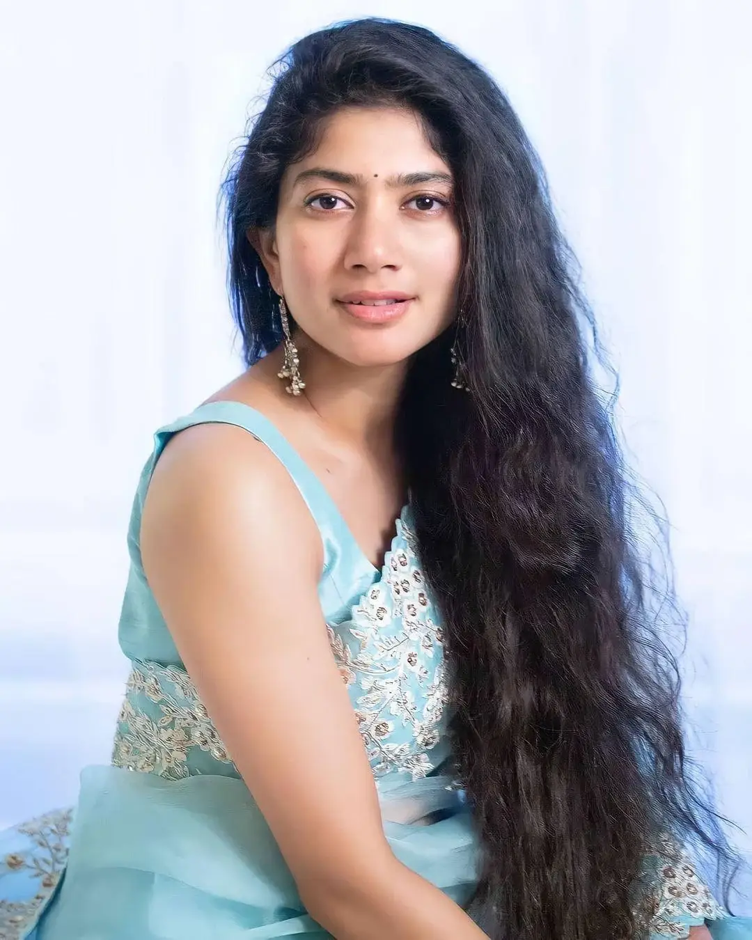 INDIAN GIRL SAI PALLAVI LONG HAIR IN SLEEVELESS BLUE SAREE 3